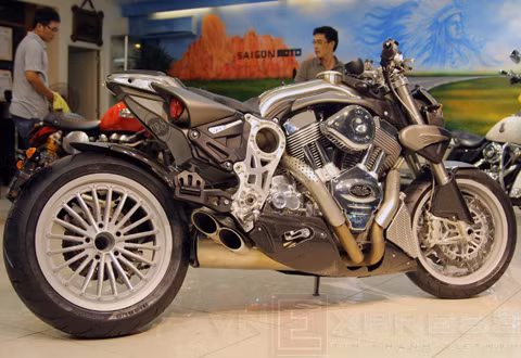 Kể từ khi trình làng năm 1992, DUU là mẫu xe mới nhất, được CR&S ra mắt lần đầu tại triển lãm môtô EICMA năm 2009. Xe là sự kết hợp giữa cấu trúc của dòng xe mang đậm phong cách châu Âu và động cơ cỡ lớn kiểu Mỹ. Chữ "DUU" theo thổ ngữ Milan nghĩa là "Hai", giúp khách hàng liên tưởng tới động cơ 2 lít, V-Twin Kể từ khi trình làng năm 1992, DUU là mẫu xe mới nhất, được CR&S ra mắt lần đầu tại triển lãm môtô EICMA năm 2009. Xe là sự kết hợp giữa cấu trúc của dòng xe mang đậm phong cách châu Âu và động cơ cỡ lớn kiểu Mỹ. Chữ "DUU" theo thổ ngữ Milan nghĩa là "Hai", giúp khách hàng liên tưởng tới động cơ 2 lít, V-Twin