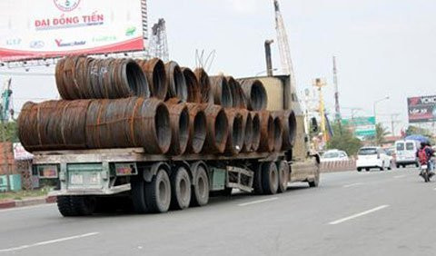 3. Cân nhắc tải trọng Bạn sẽ không thể tránh khỏi quy luật tác động của vật lý, đó là lực quán tính (xe trọng lượng càng lớn thì quãng đường phanh càng dài). Do đó, trọng lượng của xe cũng là một nhân tố quan trọng trong quá trình phanh xe của bạn 3. Cân nhắc tải trọng Bạn sẽ không thể tránh khỏi quy luật tác động của vật lý, đó là lực quán tính (xe trọng lượng càng lớn thì quãng đường phanh càng dài). Do đó, trọng lượng của xe cũng là một nhân tố quan trọng trong quá trình phanh xe của bạn