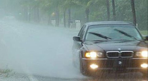 2. Chú ý tới điều kiện thời tiết Để an toàn hơn khi lái xe trong điều kiện đường sá, thời tiết xấu thì việc thay đổi phong cách lái sẽ giúp gia tăng mức độ an toàn của bạn. Nếu bạn đang lái một chiếc xe tải, hãy chú ý hơn đến tốc độ xe trong điều kiện thời tiết xấu. Những loại xe này có vị trí ngồi và trọng tâm xe cao hơn nhiều so với các dòng xe khác, do đó nguy cơ lật xe cũng cao hơn nhiều khi xe bị phanh gấp. 2. Chú ý tới điều kiện thời tiết Để an toàn hơn khi lái xe trong điều kiện đường sá, thời tiết xấu thì việc thay đổi phong cách lái sẽ giúp gia tăng mức độ an toàn của bạn. Nếu bạn đang lái một chiếc xe tải, hãy chú ý hơn đến tốc độ xe trong điều kiện thời tiết xấu. Những loại xe này có vị trí ngồi và trọng tâm xe cao hơn nhiều so với các dòng xe khác, do đó nguy cơ lật xe cũng cao hơn nhiều khi xe bị phanh gấp.