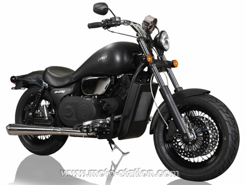Dinli DL282 sở hữu thiết kế khá bắt mắt, gợi liên tưởng đến dòng xe sportster. Xe được trang bị yên đơn cùng kiểu dáng gọn gàng. Bên cạnh đó là bình xăng màu đen mờ ấn tượng. Ngoài ra, còn phải kể đến cặp phanh đĩa trên bánh trước. Dinli DL282 sở hữu thiết kế khá bắt mắt, gợi liên tưởng đến dòng xe sportster. Xe được trang bị yên đơn cùng kiểu dáng gọn gàng. Bên cạnh đó là bình xăng màu đen mờ ấn tượng. Ngoài ra, còn phải kể đến cặp phanh đĩa trên bánh trước.