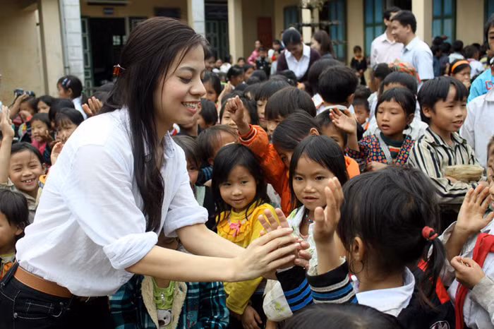 Và tự tay đeo cho các em những chiếc vòng tay thật xinh xắn.