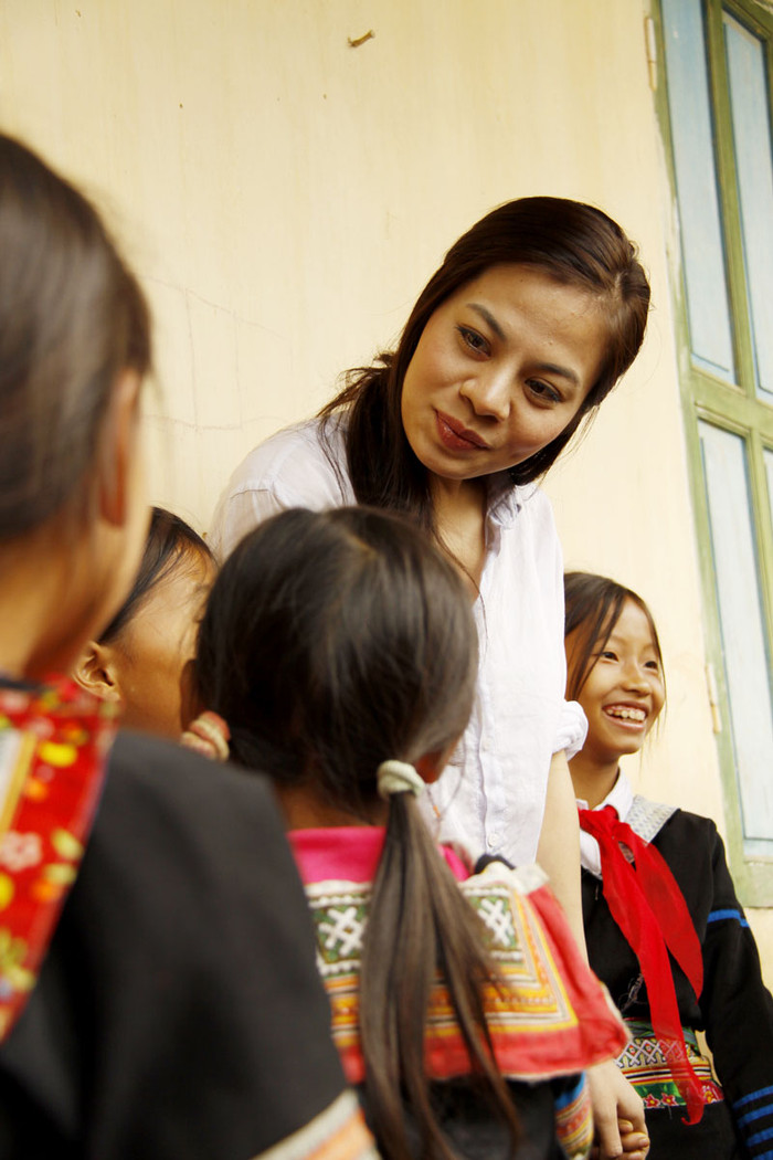 Khi biết trường hợp các em học sinh có hoàn cảnh khó khăn, thiếu thốn Lisa Vân Anh đã không quản ngại trời mưa bão, đường xá xa xôi để lên với các em. Khi biết trường hợp các em học sinh có hoàn cảnh khó khăn, thiếu thốn Lisa Vân Anh đã không quản ngại trời mưa bão, đường xá xa xôi để lên với các em.