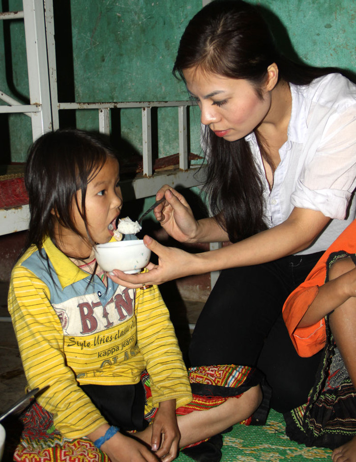 Cô đã hòa vào mâm cơm của các học sinh để được tự tay bón cơm cho các em Cô đã hòa vào mâm cơm của các học sinh để được tự tay bón cơm cho các em
