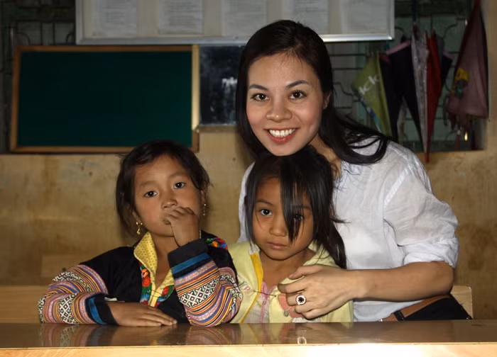 Ngay sau khi đoàn tới trường học, Lisa Vân Anh đã tìm ngay tới lớp học để thăm các em.