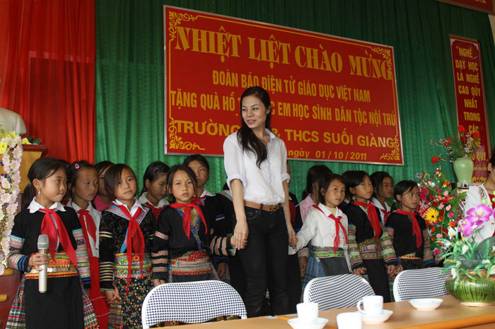 Cô đã rất vô tư và hòa đồng cùng các em học sinh ca hát. Cô đã rất vô tư và hòa đồng cùng các em học sinh ca hát.