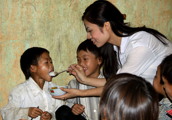 Với những cử chỉ rất gần gũi và ân cần, cô đã chiếm được tình cảm của tất cả các em học sinh nơi đây. Với những cử chỉ rất gần gũi và ân cần, cô đã chiếm được tình cảm của tất cả các em học sinh nơi đây.
