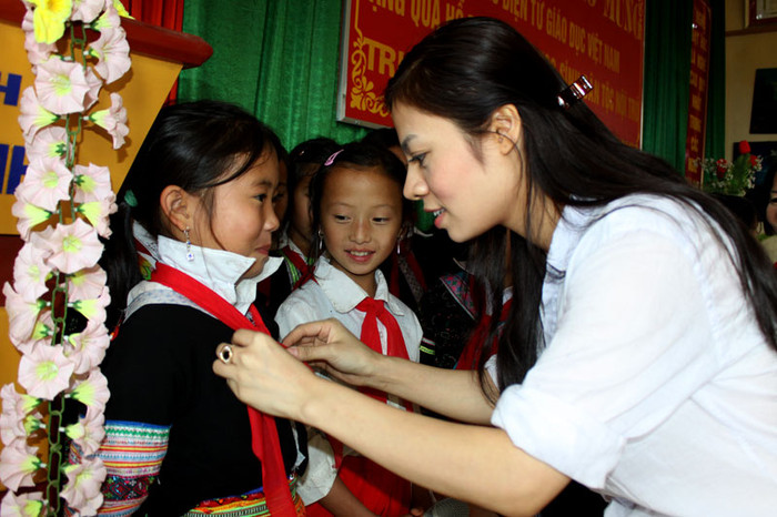 Khi phát hiện một em học sinh quàng khăn đỏ chưa đúng, Lisa Vân Anh đã hướng dẫn và tự tay quàng lại cho các em. Khi phát hiện một em học sinh quàng khăn đỏ chưa đúng, Lisa Vân Anh đã hướng dẫn và tự tay quàng lại cho các em.