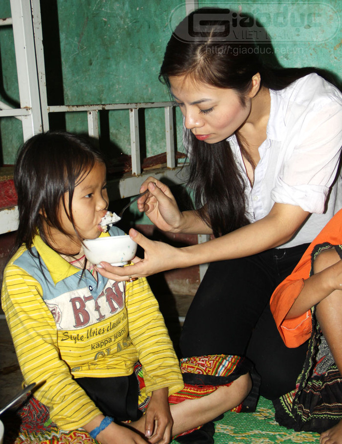 Dường như chưa bao giờ các em học sinh nơi đây được ăn cơm với thịt... Dường như chưa bao giờ các em học sinh nơi đây được ăn cơm với thịt...