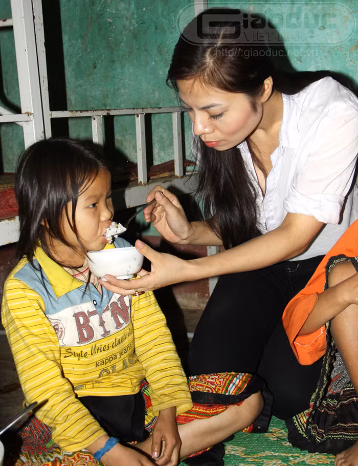 Dường như chưa bao giờ các em học sinh nơi đây được ăn cơm với thịt...
