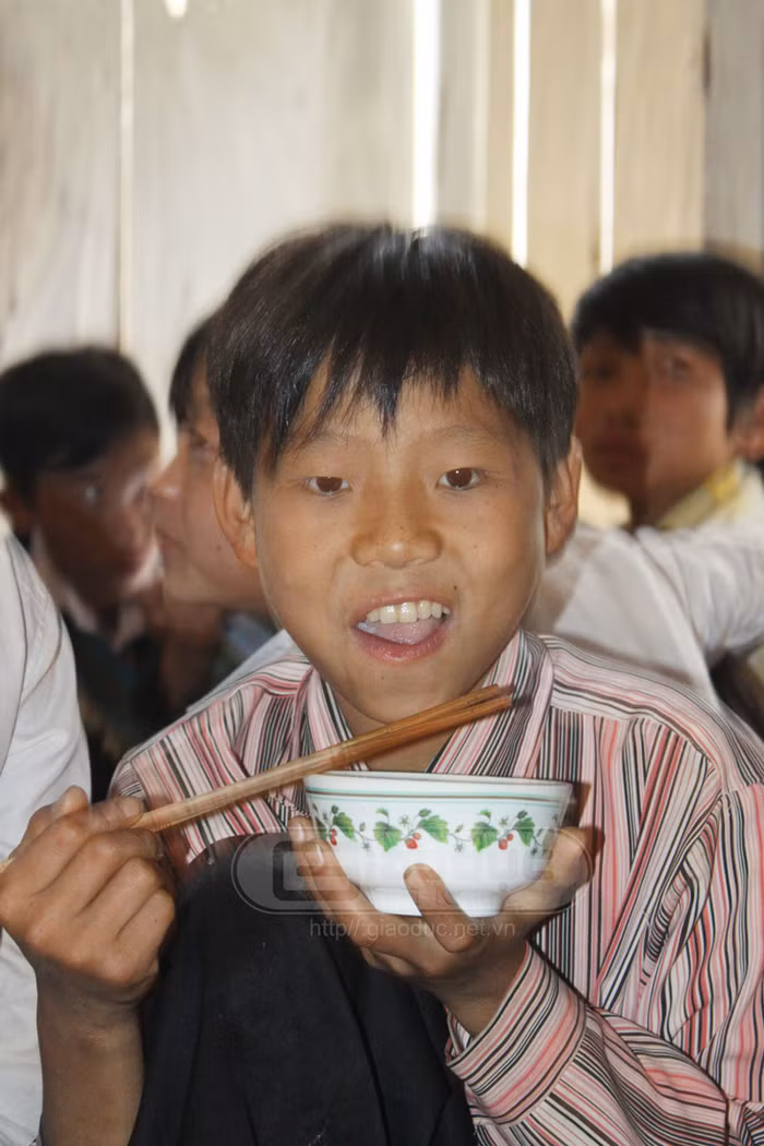 Những nụ cười rất đỗi hồn nhiên, với niềm vui sướng khi giờ đây, bữa ăn của các em đã được cải thiện.