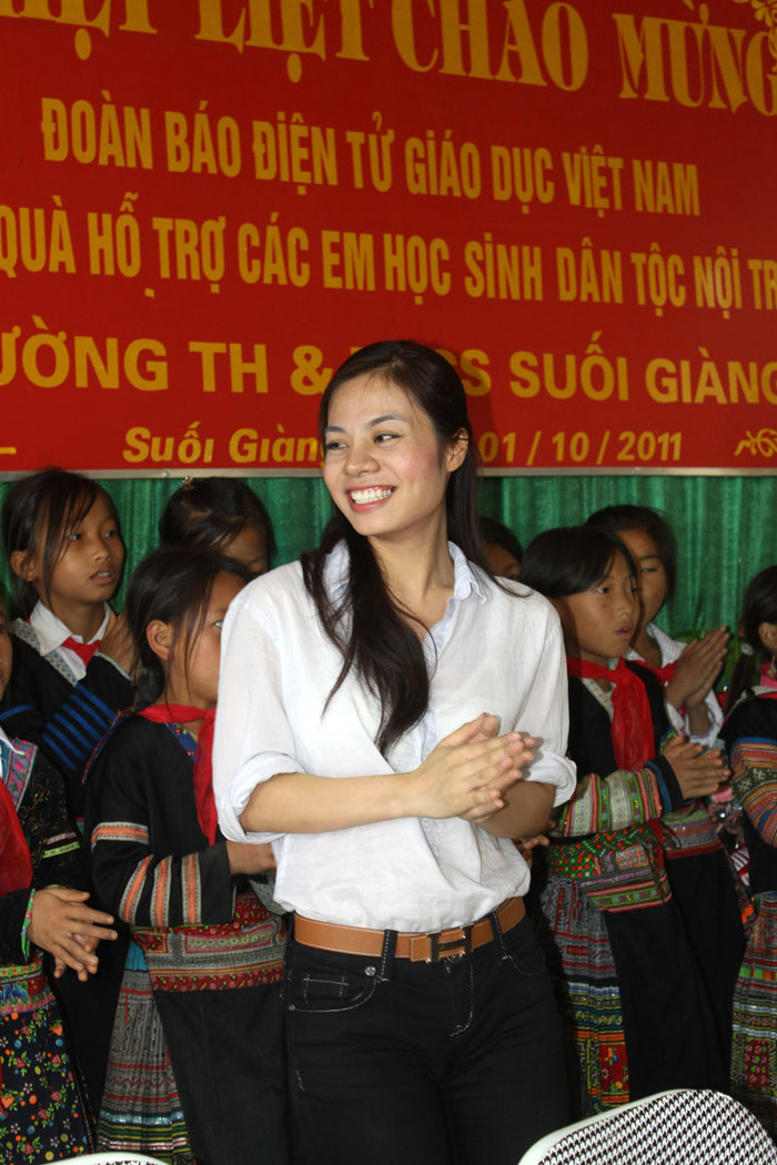 Lisa Vân Anh cho biết, khi cùng các em nhỏ múa hát, cô như sống lại tuổi thơ của mình. Lisa Vân Anh cho biết, khi cùng các em nhỏ múa hát, cô như sống lại tuổi thơ của mình.
