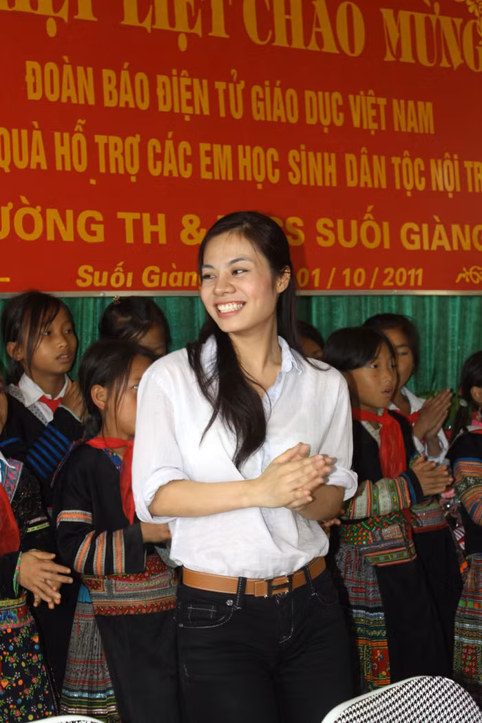 Lisa Vân Anh cho biết, khi cùng các em nhỏ múa hát, cô như sống lại tuổi thơ của mình.