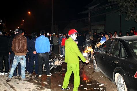 Vụ tai nạn giao thông đã khiến tình trạng ùn tắc giao thông xảy ra trên đoạn đường khá dài Vụ tai nạn giao thông đã khiến tình trạng ùn tắc giao thông xảy ra trên đoạn đường khá dài