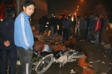 Thi thể hai nạn nhân bị chiếc xe tải chèn qua khiến hai thanh niên trẻ chết thảm. Thi thể hai nạn nhân bị chiếc xe tải chèn qua khiến hai thanh niên trẻ chết thảm.