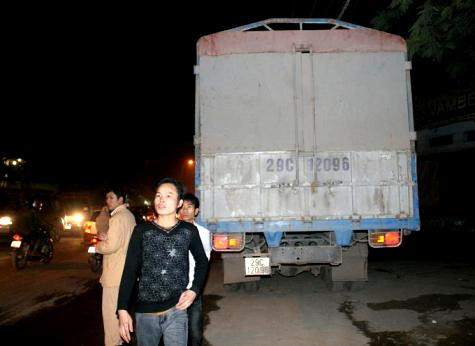 Chiếc xe tải chèn qua hai thanh niên khiến họ tử vong tại chỗ. Chiếc xe tải chèn qua hai thanh niên khiến họ tử vong tại chỗ.