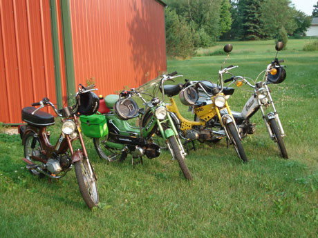 11. Moped: Đây là loại xe đặc biệt, “xe đạp lắp động cơ”, thường có cả pedal để người điều khiển xe đạp hỗ trợ trong trường hợp cần thiết. Động cơ thường cỡ nhỏ dưới 50cc và tốc độ bị khống chế dưới 50km/h. 11. Moped: Đây là loại xe đặc biệt, “xe đạp lắp động cơ”, thường có cả pedal để người điều khiển xe đạp hỗ trợ trong trường hợp cần thiết. Động cơ thường cỡ nhỏ dưới 50cc và tốc độ bị khống chế dưới 50km/h.