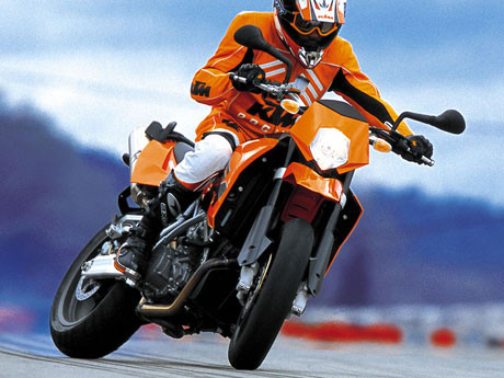 10. Supermoto: Là loại xe trông kiểu dáng giống xe địa hình, nhưng được trang bị lốp mềm không có gai để vận hành trên đường nhựa. Supermoto là dòng xe kết hợp giữa motocross và enduro. Thuộc dòng dual-sport, supermoto ngày càng trở nên phổ biến với những cải tiến từ phía các nhà sản xuất như vành nhỏ và cặp lốp đường bộ. Thêm vào đó, nhờ lợi thế trọng lượng nhẹ, độ bền cao, chi phí thấp và cơ cấu lái mạnh mẽ, supermoto được rất nhiều tay lái sử dụng trên đường phố. 10. Supermoto: Là loại xe trông kiểu dáng giống xe địa hình, nhưng được trang bị lốp mềm không có gai để vận hành trên đường nhựa. Supermoto là dòng xe kết hợp giữa motocross và enduro. Thuộc dòng dual-sport, supermoto ngày càng trở nên phổ biến với những cải tiến từ phía các nhà sản xuất như vành nhỏ và cặp lốp đường bộ. Thêm vào đó, nhờ lợi thế trọng lượng nhẹ, độ bền cao, chi phí thấp và cơ cấu lái mạnh mẽ, supermoto được rất nhiều tay lái sử dụng trên đường phố.