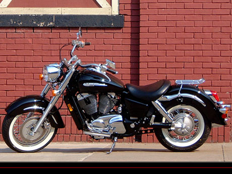 2. Cruiser: Là một khái niệm mới về xe mô tô xuất hiện vào những năm 1980, chỉ các loại xe phong cách cổ điển với yên thấp, dáng người ngồi thẳng lưng và có rất nhiều trang trí mạ chrome. Thông thường, khi lái một chiếc cruiser, người sử dụng sẽ hất mu bàn tay lên, thẳng đứng hoặc nghiêng xương sống về phía sau một chút, tạo cảm giác thoải mái hơn cho những chuyến đi đường trường đồng thời tăng khả năng điều khiển. 2. Cruiser: Là một khái niệm mới về xe mô tô xuất hiện vào những năm 1980, chỉ các loại xe phong cách cổ điển với yên thấp, dáng người ngồi thẳng lưng và có rất nhiều trang trí mạ chrome. Thông thường, khi lái một chiếc cruiser, người sử dụng sẽ hất mu bàn tay lên, thẳng đứng hoặc nghiêng xương sống về phía sau một chút, tạo cảm giác thoải mái hơn cho những chuyến đi đường trường đồng thời tăng khả năng điều khiển.