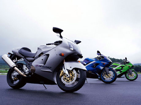 5. Sportbike: Loại xe siêu tốc và có trọng lượng cực nhẹ, đầy đủ các mảng ốp chắn, trang bị tiện nghi thì lại nghèo nàn và đơn sơ bởi thế mạnh của loại xe này là tăng tốc tốt, ga nhạy bén, phanh ăn tốt… Hệ thống giảm xóc được thiết kế theo công nghệ tiên tiến tính về khả năng điều chỉnh và vật liệu chế tạo nhằm cải thiện độ ổn định và bền bỉ. Tóm lại đó là xe được sản xuất bằng các nguyên liệu nhẹ, đắt tiền để tối ưu hóa tính năng. 5. Sportbike: Loại xe siêu tốc và có trọng lượng cực nhẹ, đầy đủ các mảng ốp chắn, trang bị tiện nghi thì lại nghèo nàn và đơn sơ bởi thế mạnh của loại xe này là tăng tốc tốt, ga nhạy bén, phanh ăn tốt… Hệ thống giảm xóc được thiết kế theo công nghệ tiên tiến tính về khả năng điều chỉnh và vật liệu chế tạo nhằm cải thiện độ ổn định và bền bỉ. Tóm lại đó là xe được sản xuất bằng các nguyên liệu nhẹ, đắt tiền để tối ưu hóa tính năng.