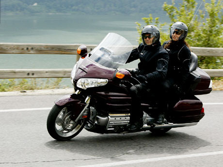 3. Touring Bike: Là loại xe máy được trang bị sang trọng và tiện nghi để phục vụ các chuyến đi xa và dài ngày. Xe này thường có ốp che gió và các hộp đựng hành lý lớn. Môtô tourer thường ứng dụng động cơ dung tích lớn, chụp thông gió và màn hình hiển thị các thông tin dự báo thời tiết, bình xăng hào phóng cho những đoạn đường dài phòng trường hợp không có trạm tiếp liệu cùng vị trí ngồi thẳng đứng và thoải mái hơn hẳn dòng xe thể thao. Dòng xe này có thể chia thành nhiều loại nhỏ vốn rất phổ biến trong ngành công nghệ xế nổ. 3. Touring Bike: Là loại xe máy được trang bị sang trọng và tiện nghi để phục vụ các chuyến đi xa và dài ngày. Xe này thường có ốp che gió và các hộp đựng hành lý lớn. Môtô tourer thường ứng dụng động cơ dung tích lớn, chụp thông gió và màn hình hiển thị các thông tin dự báo thời tiết, bình xăng hào phóng cho những đoạn đường dài phòng trường hợp không có trạm tiếp liệu cùng vị trí ngồi thẳng đứng và thoải mái hơn hẳn dòng xe thể thao. Dòng xe này có thể chia thành nhiều loại nhỏ vốn rất phổ biến trong ngành công nghệ xế nổ.