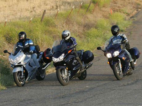 6. Sport Tourer - Sport Touring: Là các loại xe máy kết hợp giữa xe máy thể thao và xe du lịch. Chính vì vậy Sport Tourer thường có trang bị không được tiện nghi như xe Touring, nhưng động cơ lại mạnh mẽ hơn và tăng tốc cũng tốt hơn. Môtô sport-tourer thường phát huy lợi thế trong những chuyến du lịch đường trường với vị trí lái nghiêng về phía trước, cơ cấu lái linh hoạt và tính năng hoạt động miễn chê. 6. Sport Tourer - Sport Touring: Là các loại xe máy kết hợp giữa xe máy thể thao và xe du lịch. Chính vì vậy Sport Tourer thường có trang bị không được tiện nghi như xe Touring, nhưng động cơ lại mạnh mẽ hơn và tăng tốc cũng tốt hơn. Môtô sport-tourer thường phát huy lợi thế trong những chuyến du lịch đường trường với vị trí lái nghiêng về phía trước, cơ cấu lái linh hoạt và tính năng hoạt động miễn chê.