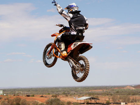 8. Off-road Bike: Đây là loại xe mô tô được thiết kế để chuyên sử dụng trên điều kiện địa hình. Hệ thống giảm xóc có biên độ lớn và lốp có gai rất to. Môtô off-road (hay xe địa hình) bao gồm nhiều loại khác nhau với thiết kế và tính năng hoạt động dành riêng cho những mục đích cụ thể. 8. Off-road Bike: Đây là loại xe mô tô được thiết kế để chuyên sử dụng trên điều kiện địa hình. Hệ thống giảm xóc có biên độ lớn và lốp có gai rất to. Môtô off-road (hay xe địa hình) bao gồm nhiều loại khác nhau với thiết kế và tính năng hoạt động dành riêng cho những mục đích cụ thể.