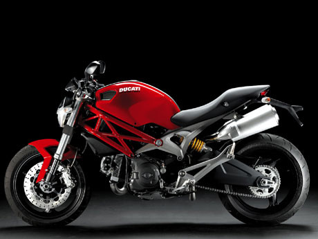 4. Naked Bike: Naked-bike còn được biết đến với cái tên môtô “tiêu chuẩn” hoặc “đường bộ”, dòng xe naked chính là phần khung cơ bản của một chiếc xế nổ khi gỡ bỏ mọi bộ phận chính. Điểm nhấn của nó là chức năng và tính năng hoạt động hơn là các tấm ốp thân khí động hay vị trí lái cường điệu thường thấy trên dòng xe thể thao. 4. Naked Bike: Naked-bike còn được biết đến với cái tên môtô “tiêu chuẩn” hoặc “đường bộ”, dòng xe naked chính là phần khung cơ bản của một chiếc xế nổ khi gỡ bỏ mọi bộ phận chính. Điểm nhấn của nó là chức năng và tính năng hoạt động hơn là các tấm ốp thân khí động hay vị trí lái cường điệu thường thấy trên dòng xe thể thao.