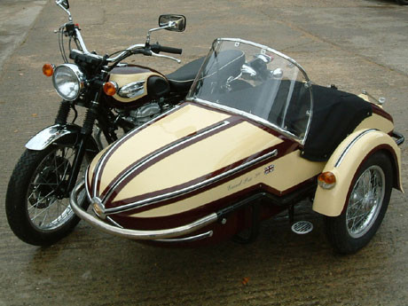 12. Sidecar (quen gọi là sít-đờ-ca): Là loại xe có một chiếc thùng chở bổ sung gắn vào sườn của một chiếc xe máy để chở hàng hoặc chở thêm một người. Ưu việt của loại xe này là thăng bằng tốt hơn xe máy thông thường, có thể hoạt động tốt trên cả các địa hình trơn trượt. 12. Sidecar (quen gọi là sít-đờ-ca): Là loại xe có một chiếc thùng chở bổ sung gắn vào sườn của một chiếc xe máy để chở hàng hoặc chở thêm một người. Ưu việt của loại xe này là thăng bằng tốt hơn xe máy thông thường, có thể hoạt động tốt trên cả các địa hình trơn trượt.