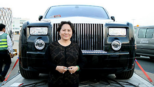 6. Rolls-Royce Phantom. Hiện nay số lượng Rolls-Royce Phantom tại Việt Nam đã lên đến trên dưới 50 chiếc, với rất nhiều các phiên bản khác nhau. Tuy nhiên, khi nói đến loại xe siêu sang này, người ta thường nhắc đến chiếc xe được đặt hàng chính hãng đầu tiên tại Việt Nam của bà Dương Thị Bạch Diệp.