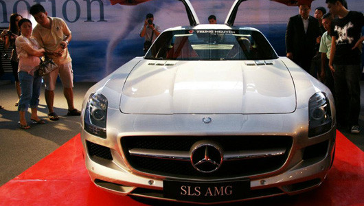 Siêu xe này ứng dụng các công nghệ khung mới nhất, trọng lượng nhẹ, sử dụng khung nhôm, với cấu trúc hấp thụ lực tính toán kỹ lưỡng. Siêu xe thể thao SLS AMG có cửa ra vào mở kiểu cánh chim. Giá bán theo Mercedes Việt Nam là 440.000 USD, đã bao gồm thuế VAT.