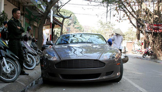 7. Aston Martin DB9. Nếu một chút tinh ý thì có thể nhận thấy rằng, phong cách chơi siêu xe ở 2 miền Nam - Bắc có một chút khác biệt. Nếu ở Sài Gòn là những mẫu xe đình đám, sức mạnh và góc cạnh, thì dân chơi Hà Nội lại chuộng những mẫu xe sang trọng, thời trang. Đối thủ của DB9 là hai cái tên lừng danh Ferrari F430 và Porsche 911 Turbo. Giá xuất xưởng tại Mỹ là 170.000 USD. Nếu nhập về dưới dạng xe mới và khai hải quan đúng giá xuất xưởng, DB9 có giá sau thuế trên 450.000 USD (7 tỷ đồng).