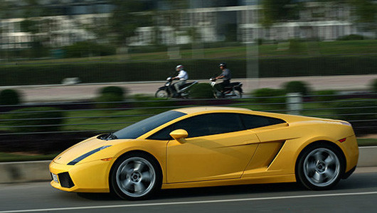 9. Lamborghini Gallardo. Những siêu xe “đỉnh” nhất của Lamborghini đều đã xuất hiện tại Việt Nam. Tuy nhiên, khi nói đến các siêu xe đình đám, người ta không thể không nhắc tới Lamborghini Gallardo. Đây là “chú bò” đầu tiên về Việt Nam vào tháng 5/2007 và mở đầu cho “mốt” chơi siêu bò của các đại gia Việt.