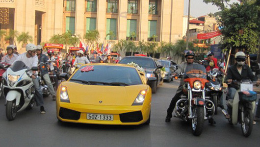 Chiếc Lamborghini Gallardo đầu tiên cập cảng Việt Nam thuộc loại đã qua sử dụng, sản xuất năm 2004. Tổng giá trị sau thuế của nó vào khoảng 2 tỷ đồng.Xe được trang bị động cơ V10 5.0L, công suất 493 mã lực và vận tốc tối đa trên 300 km/h.