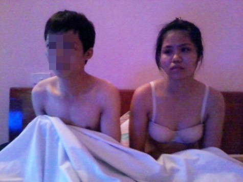 Anh Đ. bị các đối tượng ép chụp ảnh chăn gối tại nhà nghỉ để làm chứng vu khống quan hệ bất chính. (Ảnh do CQCSĐT cung cấp)