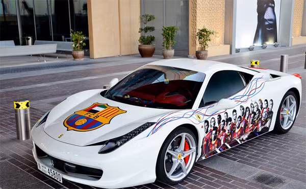 Logo trên nắp ca-pô, còn toàn bộ đội bóng xuất hiện bên thân xe.