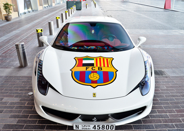 Một chiếc khăn quàng Barcelona phía sau kính chắn gió. Một chiếc khăn quàng Barcelona phía sau kính chắn gió.