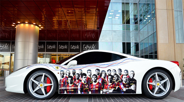 Ferrari 458 Italia màu trắng của một fan FC Barcelona, đỗ trước Galeries Lafayette ở Dubai Ferrari 458 Italia màu trắng của một fan FC Barcelona, đỗ trước Galeries Lafayette ở Dubai