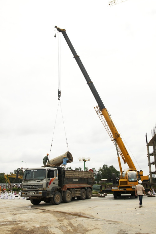 Việc trước mắt mà các đơn vị này phải thực hiện là dọn dẹp sạch sẽ lòng hố móng để khẩn trương tiến hành các biện pháp thi công kỹ thuật hoàn trả đường nguyên trạng. Việc trước mắt mà các đơn vị này phải thực hiện là dọn dẹp sạch sẽ lòng hố móng để khẩn trương tiến hành các biện pháp thi công kỹ thuật hoàn trả đường nguyên trạng.