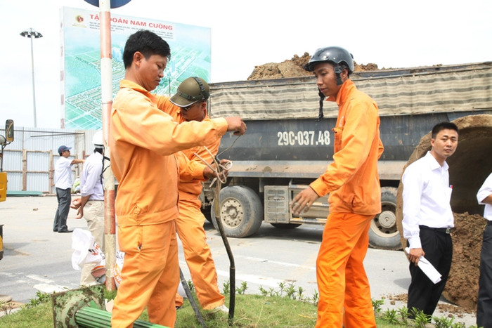 Công nhân chiếu sáng cũng có mặt tại hiện trường để thu dọn, ngắt dây dẫn điện chiếu sáng tại khu vực hiện trường. Công nhân chiếu sáng cũng có mặt tại hiện trường để thu dọn, ngắt dây dẫn điện chiếu sáng tại khu vực hiện trường.