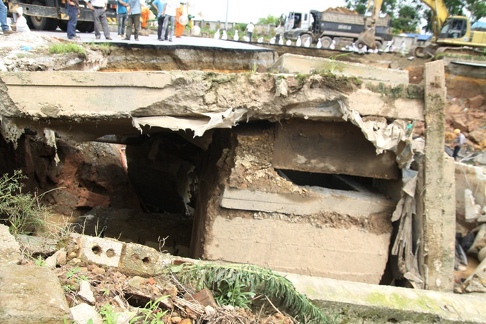 Ngoài việc dọn dẹp hố móng, toàn bộ hàm ếch xung quanh miệng hố cũng sẽ được phá bỏ và xây dựng lại theo thiết kế được phê duyệt. Ngoài việc dọn dẹp hố móng, toàn bộ hàm ếch xung quanh miệng hố cũng sẽ được phá bỏ và xây dựng lại theo thiết kế được phê duyệt.