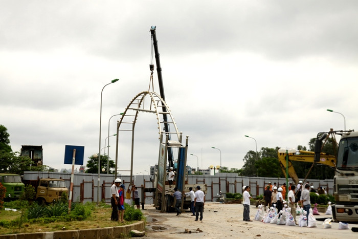 Sáng nay, phía Nam Cường và Sông Đà Thăng Long đã bắt tay vào thực hiện việc khắc phục sự cố dưới sự giám sát của Ban 2 - Sở GTVT Hà Nội. Sáng nay, phía Nam Cường và Sông Đà Thăng Long đã bắt tay vào thực hiện việc khắc phục sự cố dưới sự giám sát của Ban 2 - Sở GTVT Hà Nội.