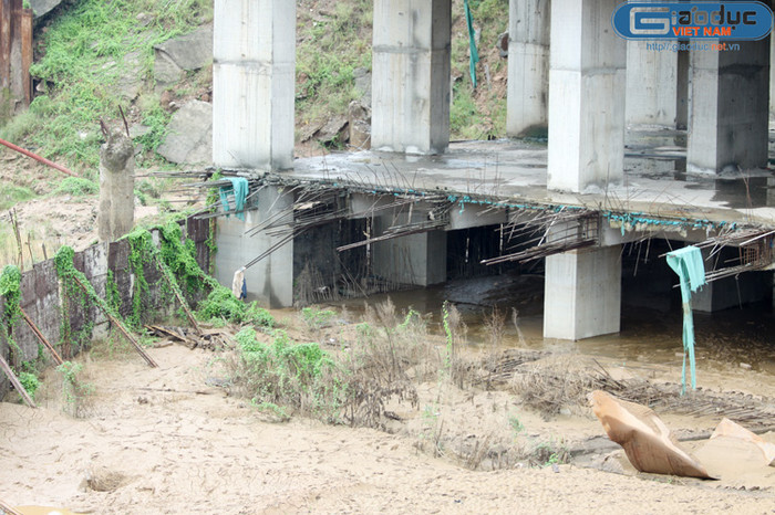 Sau khi sự cố sạt lở đường trục phát triển Bắc Hà Đông xảy ra, hầm của công trình đã bị hàng trăm nghìn khối bùn đất tràn vào, vui lấp nguyên vật liệu.