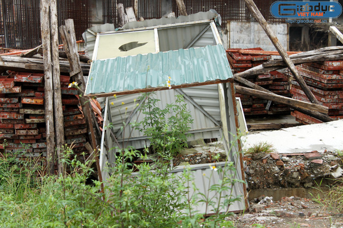 Chốt bảo vệ công trường nằm chổng kềnh bên đống giáo, cỏ dại mọc đầy.