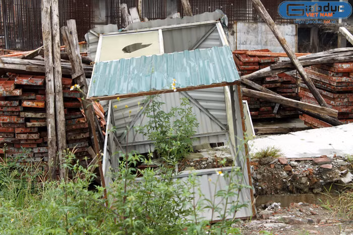 Chốt bảo vệ công trường nằm chổng kềnh bên đống giáo, cỏ dại mọc đầy.