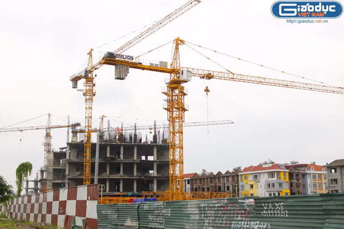 Usilk-City là công trình xây dựng quy mô lớn gồm 13 toà nhà cao tầng hiện đại từ 25 đến 50 tầng với 2.700 căn hộ với tổng diện tích sàn trên 553.000m2, diện tích tầng hầm trên 113.000m2. Dự án với tổng mức đầu tư lên tới 10.000 tỷ đồng.