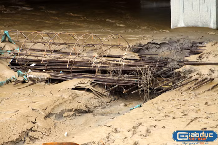 Bùn đất ngập trong tầng hầm, vùi lấp hàng chục tấn sắt thép.