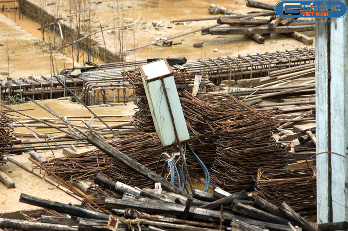 Sắt thép vứt chỏng chơ trên mặt sàn tầng hầm liên thông.