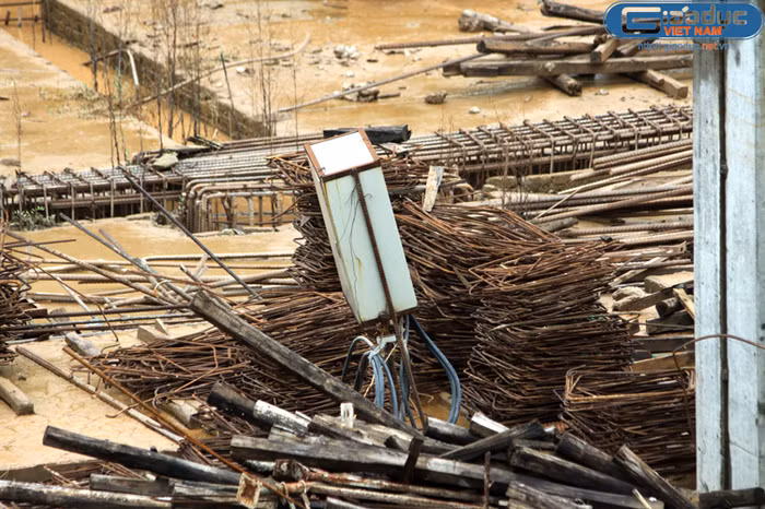 Sắt thép vứt chỏng chơ trên mặt sàn tầng hầm liên thông.