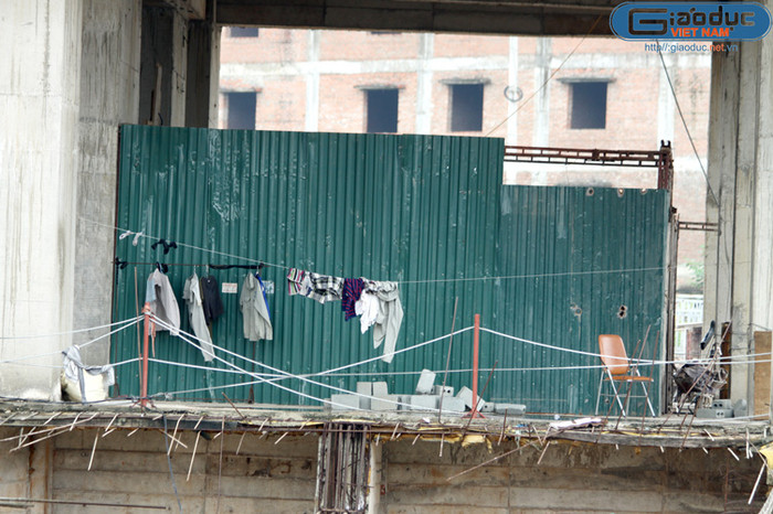 Công trình bị tạm dừng thi công, chỉ có một vài bảo vệ ở công trường làm công tác bảo quản, trông coi.