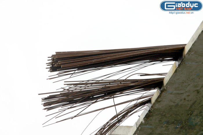 Những bó thép "thi gan" cùng mưa nắng.